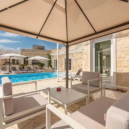 Villa 5 Unique Luxury Feriatum Lissa By Interhome *
