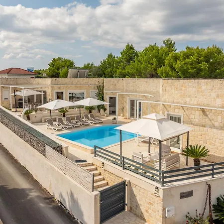 5 Unique Luxury Feriatum Lissa By Interhome *