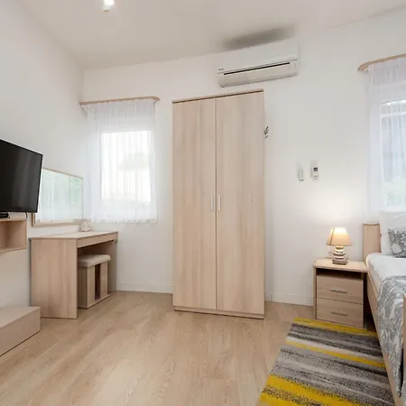 5 Unique Luxury Feriatum Lissa By Interhome * Ždrelac