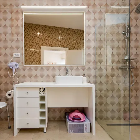 5 Unique Luxury Feriatum Lissa By Interhome *