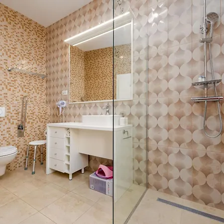 Villa 5 Unique Luxury Feriatum Lissa By Interhome