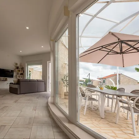 Villa 5 Unique Luxury Feriatum Lissa By Interhome *