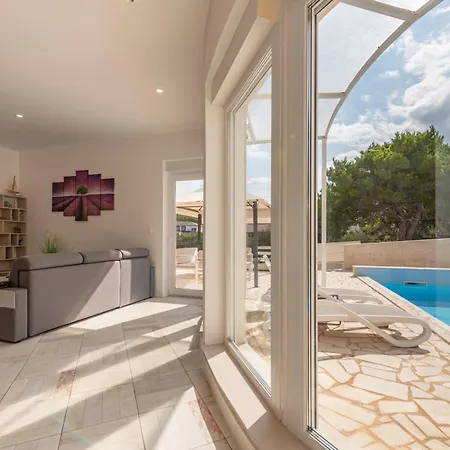 5 Unique Luxury Feriatum Lissa By Interhome Villa Ždrelac