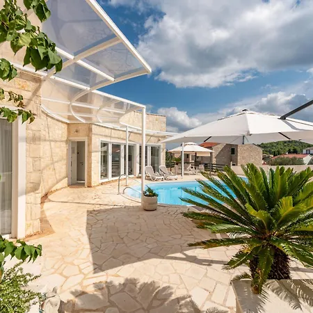 5 Unique Luxury Feriatum Lissa By Interhome * Ždrelac