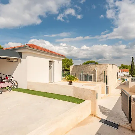 5 Unique Luxury Feriatum Lissa By Interhome *