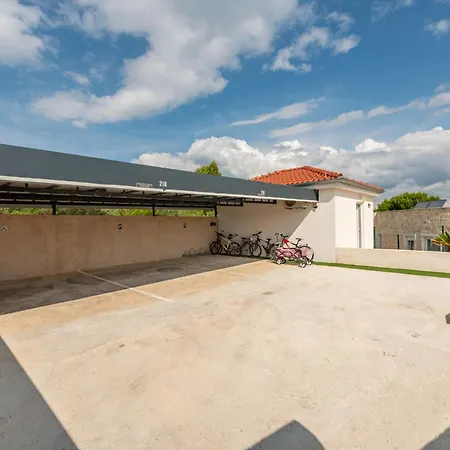 5 Unique Luxury Feriatum Lissa By Interhome * Ždrelac