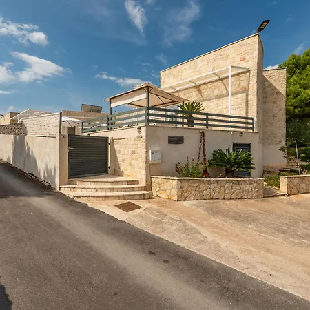 Villa 5 Unique Luxury Feriatum Lissa By Interhome